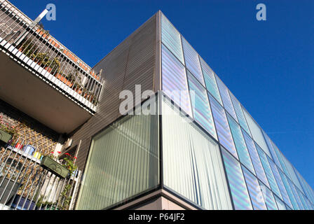 Logement Peabody à Silvertown, conçu par Niall McLaughlin, qui utilise l'diachroic vitrage qui change de couleur à l'humeur de la lumière, Londres, UK Banque D'Images