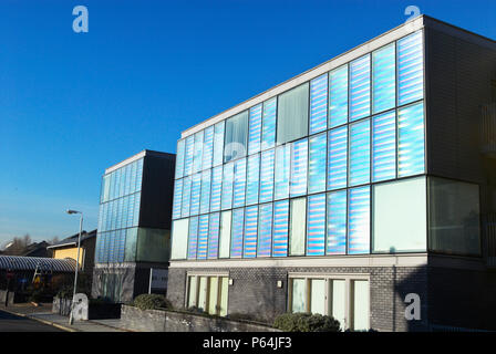 Logement Peabody à Silvertown, conçu par Niall McLaughlin, qui utilise l'diachroic vitrage qui change de couleur à l'humeur de la lumière, Londres, UK Banque D'Images