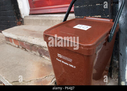 Conseil local de recyclage des déchets alimentaires contenant de collecte, Suffolk, UK Banque D'Images