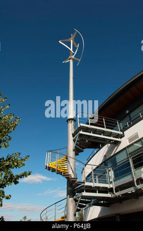 Éolienne à axe vertical (VAWT) utilisée pour alimenter l'électricité pour bifurquer vers le hangar à bateaux, une partie de la Nene Waterfront Regeneration à Wisbech, Cambridgeshire Banque D'Images