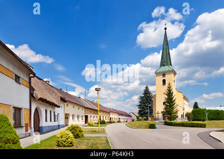 Kostel sv. Bartoloměje, Rymice u Holešova, Zlínský kraj, Česká republika / St Bartholomew church, Rymice village près de Holesov, Zlin region, Eastern Mo Banque D'Images