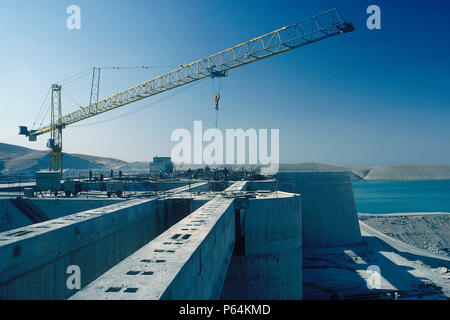 Barrage d'Ataturk en construction, la Turquie. Barrage Atatürk - le cinquième plus grand terre-et-rock - barrages est la pièce centrale des 21 barrages de la sorte Banque D'Images