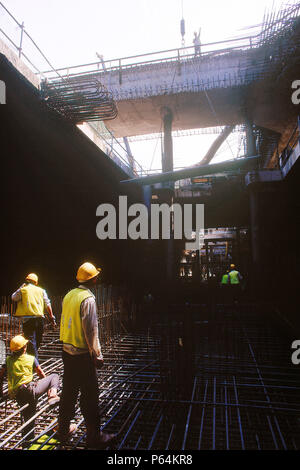 Le renforcement en cours de correction pour bétonnage de la base d'une profondeur d'excavation pour la station de MRT à Singapour Banque D'Images