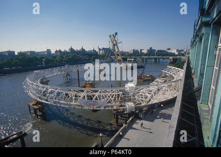 Assemblée générale de l'anneau principal d'acier pour l'Oeil de Londres, roue du millénaire. Mai 1999. Londres. United Kingdom. Conçu par David Marks et Julia Barfield. Banque D'Images