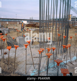 Barres de renfort en acier protégés par des bouchons de sécurité en plastique. L'Aéroport International John F Kennedy. New York, USA. Banque D'Images