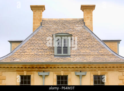Bâtiment en pierre de Cotswold avec fenêtres de toit lucarne à Longborough festival opera Gloucestershire, Royaume-Uni Banque D'Images