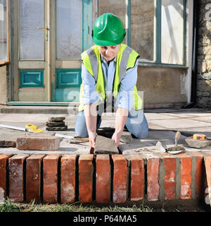 Woman patio du cottage en rénovation, UK Banque D'Images