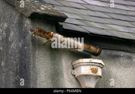 Gouttière cassée sur le toit d'une propriété privée Banque D'Images