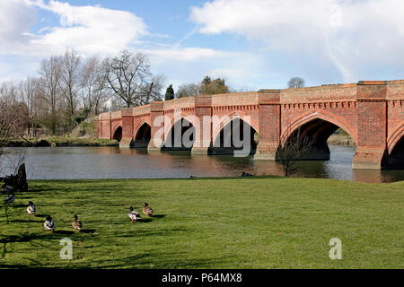 Pont sur la Tamise à Culham, Oxfordshire, UK. Conçu par Sir George Gilbert Scott en 1857. Banque D'Images