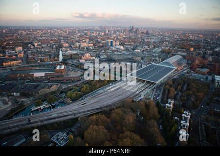 Les gares de Kings Cross St Pancras, London, UK, vue aérienne Banque D'Images