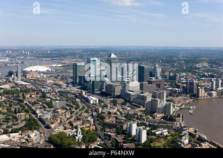 Vue aérienne de Canary Wharf, les Docklands, London, UK. Également connu sous le nom de Isle of Dogs. Millennium Dome et Thames Barrier dans Banque D'Images