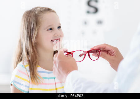 À la hauteur des yeux de l'enfant test de la vue. Petit enfant sélection de lunettes à la boutique d'opticien. La mesure de la vue pour les enfants de l'école. Protection des yeux des enfants. Médecin performin Banque D'Images