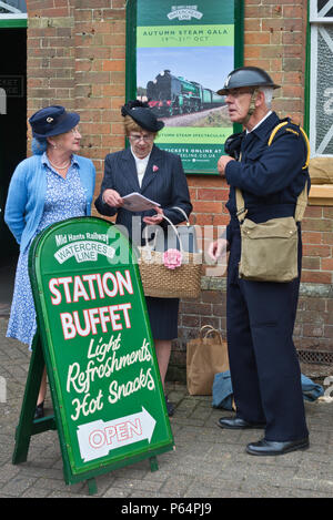 Les gens en costume d'dreesed au cours de la 'guerre à la ligne' event 2018 à Alresford Station sur la ligne de chemin de fer mi Hants Cresson Banque D'Images