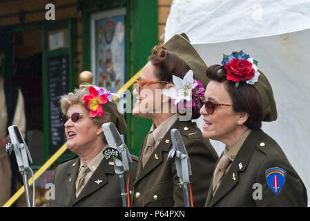 Un style Américain Glen Miller hommage groupe jouant à 'La guerre sur la ligne de l'événement 2018 à Ropley' Station sur la ligne de chemin de fer mi Hants Cresson Banque D'Images