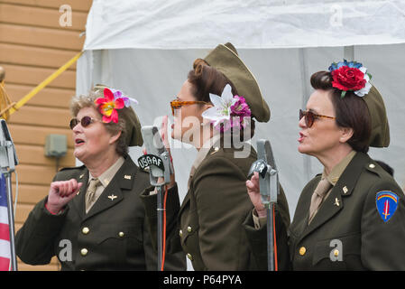 Un style Américain Glen Miller hommage groupe jouant à 'La guerre sur la ligne de l'événement 2018 à Ropley' Station sur la ligne de chemin de fer mi Hants Cresson Banque D'Images