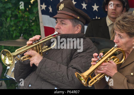 Un style Américain Glen Miller hommage groupe jouant à 'La guerre sur la ligne de l'événement 2018 à Ropley' Station sur la ligne de chemin de fer mi Hants Cresson Banque D'Images