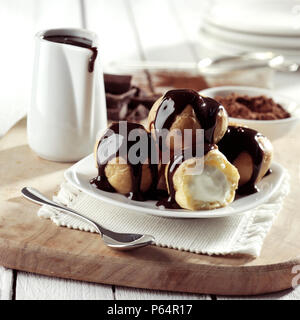 Profiterole couverts dans le chocolat Banque D'Images