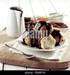 Profiterole couverts dans le chocolat Banque D'Images