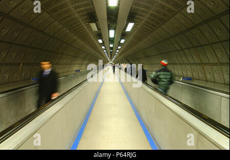 Tapis roulant à la station de métro Westminster, London, UK Banque D'Images