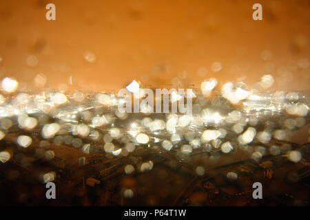 Au cours de la construction du Stade olympique avec des gouttes de pluie sur l'objectif de l'appareil photo, Stratford, London, UK, nuit, août 2009, à l'Ouest Banque D'Images