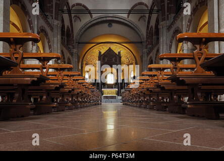 MILAN, ITALIE - 10 janvier 2016 : Autel de la Basilique de Sant'Ambrogio, l'une des plus anciennes églises de Milan. Saint patron Banque D'Images