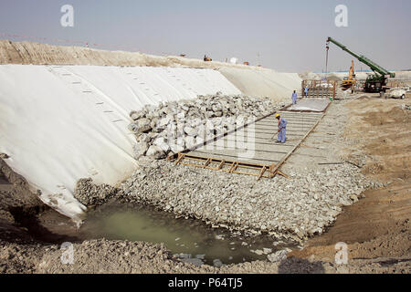 Mur de quai, Dubaï Creek site extention à la baie d'affaires de Dubaï, Dubaï, Émirats arabes unis, septembre 2005. Les travaux de construction ont commencé sur la qua Banque D'Images