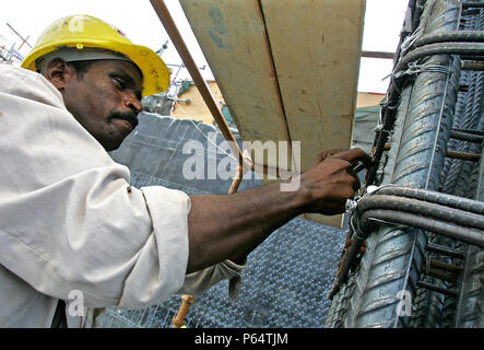 La tour de la flamme, la Marina de Dubaï, Dubaï, Émirats arabes unis, juin 2007. Banque D'Images