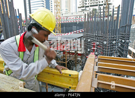 La tour de la flamme, la Marina de Dubaï, Dubaï, Émirats arabes unis, juin 2007. Banque D'Images