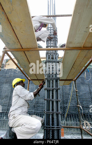 La tour de la flamme, la Marina de Dubaï, Dubaï, Émirats arabes unis, juin 2007. Banque D'Images