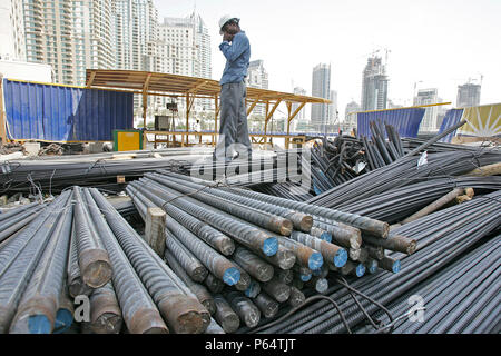 La tour de la flamme, la Marina de Dubaï, Dubaï, Émirats arabes unis, juin 2007. Banque D'Images