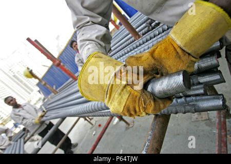 La tour de la flamme, la Marina de Dubaï, Dubaï, Émirats arabes unis, juin 2007. Banque D'Images