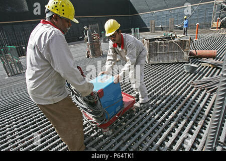 La tour de la flamme, la Marina de Dubaï, visite du site, Dubai, Émirats arabes unis, avril 2007. Le 345 mètres (1 132 pieds) de haut édifice aura un total accumulé ar Banque D'Images