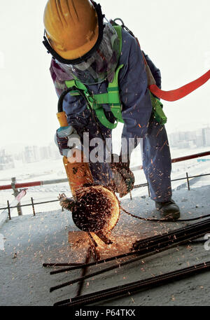 À l'aide de l'outil d'alimentation des travailleurs, Dubaï, Émirats arabes unis, le 7 mars 2007. Banque D'Images
