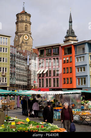 Des étals de fruits et légumes à Marktplatz à Stuttgart avec en arrière-plan, la Collégiale Marstall Banque D'Images