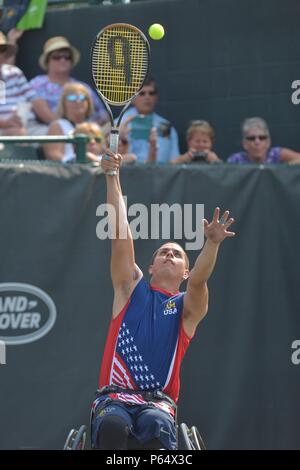 Ancien combattant de la marine des États-Unis Le Premier Maître de Javier Rodriguez sert pendant la demi-finale de tennis en fauteuil roulant à l'Invictus 2016 Jeux à l'ESPN Wide World of Sports, Orlando, Floride, le 11 mai 2016. L'Invictus Games sont une compétition sportive composée de 14 nations, plus de 500 concurrents militaires, en compétition dans 10 épreuves sportives du 8 au 12 mai 2016. (U.S. Photo de l'armée par le sergent. Alex Manne/libérés) Banque D'Images