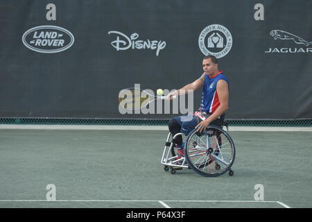 Ancien combattant de la marine des États-Unis Le Premier Maître de Javier Rodriguez participe à la demi-finale de tennis en fauteuil roulant au cours de l'Invictus 2016 Jeux à la ESPN Wide World of Sports, Orlando, Floride, le 11 mai 2016. L'Invictus Games sont une compétition sportive composée de 14 nations, plus de 500 concurrents militaires, en compétition dans 10 épreuves sportives du 8 au 12 mai 2016. (U.S. Photo de l'armée par le sergent. Alex Manne/libérés) Banque D'Images