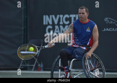 Ancien combattant de la marine des États-Unis Le Premier Maître de Javier Rodriguez participe à la demi-finale de tennis en fauteuil roulant au cours de l'Invictus 2016 Jeux à la ESPN Wide World of Sports, Orlando, Floride, le 11 mai 2016. L'Invictus Games sont une compétition sportive composée de 14 nations, plus de 500 concurrents militaires, en compétition dans 10 épreuves sportives du 8 au 12 mai 2016. (U.S. Photo de l'armée par le sergent. Alex Manne/libérés) Banque D'Images