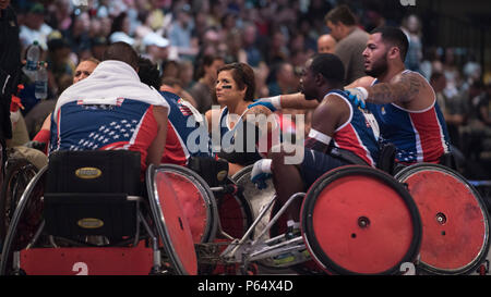 L'équipe des Etats-Unis au cours de leurs conciliabules demi-finale match de rugby contre l'Australie lors des Jeux Invictus 2016 au ESPN Wide World of Sports à Walt Disney World, Orlando, Floride, le 11 mai 2016. Centre de droit de l'US Air Force sont le s.. Sebastiana Lopez-Arellano, ancien combattant de la Marine américaine Henry Sawyer et vétéran du Corps des Marines américain Jorge Salazar. L'Invictus Jeux sont la version du Royaume-Uni du guerrier Jeux, réunissant les anciens combattants blessés de 14 pays pour les événements dont l'athlétisme, le tir à l'ARC, le basket-ball en fauteuil roulant, le cyclisme sur route, l'aviron, le rugby en fauteuil roulant, Banque D'Images