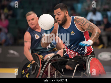 Vétéran du Corps des Marines américain Jorge Salazar corrals la balle comme l'équipe des Etats-Unis à l'encontre de l'Australie dans leur demi-finale match de rugby en fauteuil roulant lors des Jeux 2016 à l'Invictus ESPN Wide World of Sports à Walt Disney World, Orlando, Floride, le 11 mai 2016. L'Invictus Jeux sont la version du Royaume-Uni du guerrier Jeux, réunissant les anciens combattants blessés de 14 pays pour les événements dont l'athlétisme, le tir à l'ARC, le basket-ball en fauteuil roulant, le cyclisme sur route, l'aviron, le rugby en fauteuil roulant, la natation, le volleyball assis et un Eco Challenge. (DoD photo par Roger Wollenberg/libérés) Banque D'Images