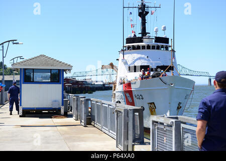 L'équipage de la garde-côte de ferme, un Medium-Endurance 210 pieds Cutter tire dans leur port d'attache au Pier 17 à Astoria, Oregon, le 11 mai 2016. La ferme est rentrée d'un 59 jours de patrouille de lutte contre les stupéfiants dans l'Est du Pacifique dans le cadre de la Joint Interagency Task Force - Sud. Photo de la Garde côtière des États-Unis par Maître de 1re classe Levi Lire. Banque D'Images