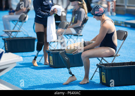 Christy sage, United States, se prépare à participer à l'événement 17, 50 mètres brasse, au cours de l'Invictus, 2016 Jeux ESPN Wide World of Sports, Orlando, Floride, le 11 mai 2016. L'Invictus Games sont une compétition sportive qui a été créé par le prince Harry du Royaume-Uni, après avoir été inspiré par les jeux de guerrier du DoD. Cet événement réunira des blessés, malades et blessés militaires et anciens combattants de 15 pays pour des événements y compris : tir à l'arc, randonnée à vélo, l'aviron, la dynamophilie, le volleyball assis, natation, athlétisme, basket-ball en fauteuil roulant, la course en fauteuil roulant, w Banque D'Images