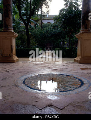 Fontaine et piliers en patio avec chemin en arrière-plan, la Casa de Pilatos, Séville, Espagne Banque D'Images