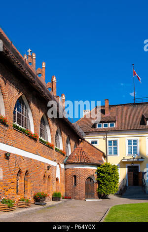 Olsztyn, Warmian-Masurian / Pologne - 2018/06/16 : l'aile principale et la cour intérieure du château des évêques Warminsko Mazurskie dans quartier historique de la vieille ville d'Olsztyn Banque D'Images