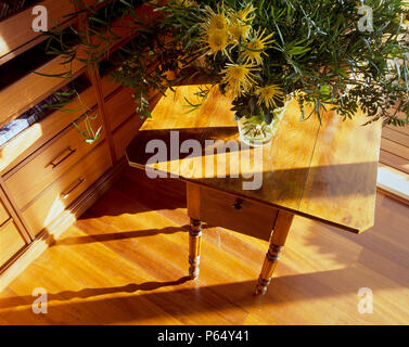 Vue d'un beau vase à fleurs sur une table en bois Banque D'Images