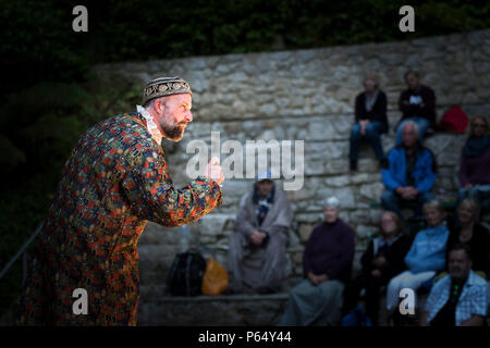 Une représentation du marchand de Venise par le théâtre Illyria à l'amphithéâtre Trebah Garden à Cornwall avec David Sayers comme Shylock. Banque D'Images