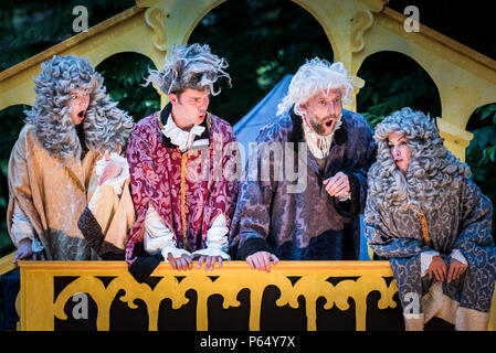 Une performance de Le Marchand de Venise par le théâtre à l'Illyrie Trebah Garden amphithéâtre à Cornwall. Banque D'Images