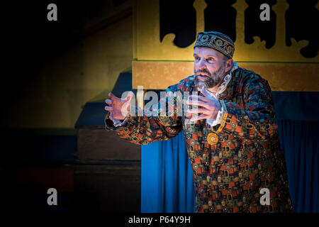 Une représentation du marchand de Venise par le théâtre Illyria à l'amphithéâtre Trebah Garden à Cornwall avec David Sayers comme Shylock. Banque D'Images