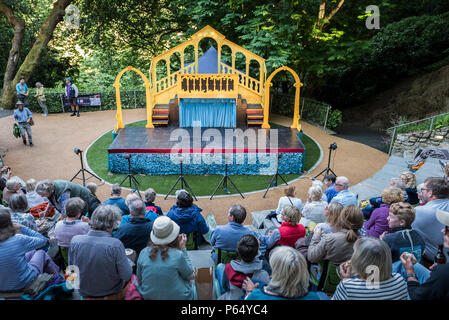 Une performance de Le Marchand de Venise par le théâtre à l'Illyrie Trebah Garden amphithéâtre à Cornwall. Banque D'Images