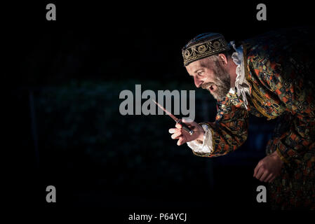 Une performance de Le Marchand de Venise par le théâtre à l'Illyrie Trebah Garden amphithéâtre à Cornwall. Banque D'Images