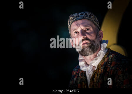 Représentation du Marchand de Venise par le théâtre Illyria à l'amphithéâtre Trebah Garden de Cornwall avec l'acteur David Sayers jouant le rôle de Shylock. Banque D'Images